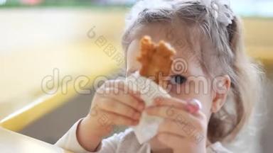 孩子们在咖啡馆里吃金块。 吃<strong>快餐</strong>的婴儿画像